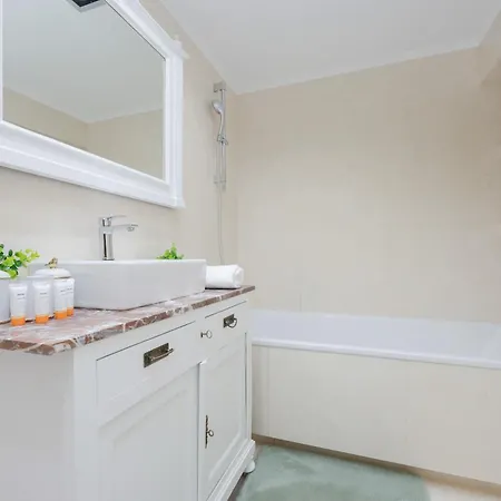 Elegant Filtry With Parking In By Renters