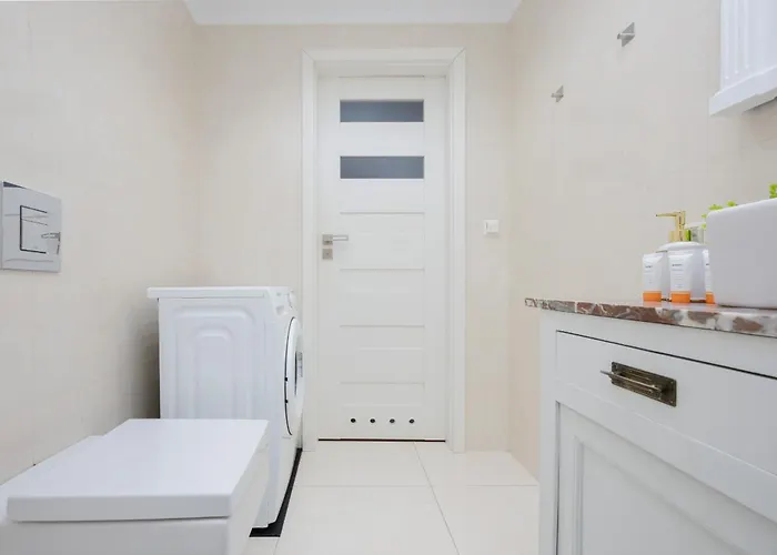 Elegant Filtry With Parking In By Renters Apartment *